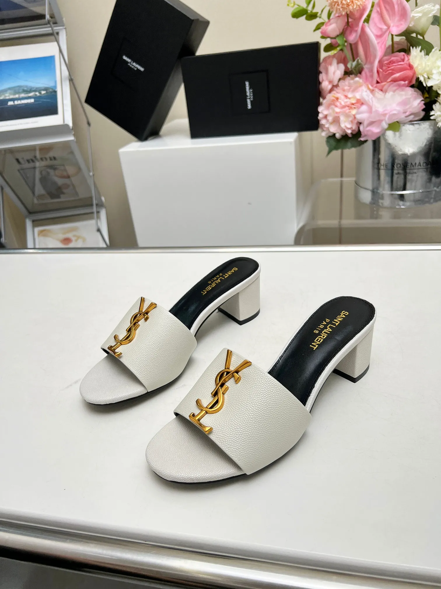 👟👟Ex-factory price 340👟👟 Genuine leather sole +30 Heel height: 5cm Fabric: Cow leather Pads: Sheep leather Size: 35-43 (42, 43 custom-made, non-returnable) [Saint Laurent] Saint Laurent 2024 counter synchronized new model, YSL-logo letter buckle decoration, high-quality and glamorous masterpiece, both temperament and fashion Classic and attractive design style, especially beautiful on the feet